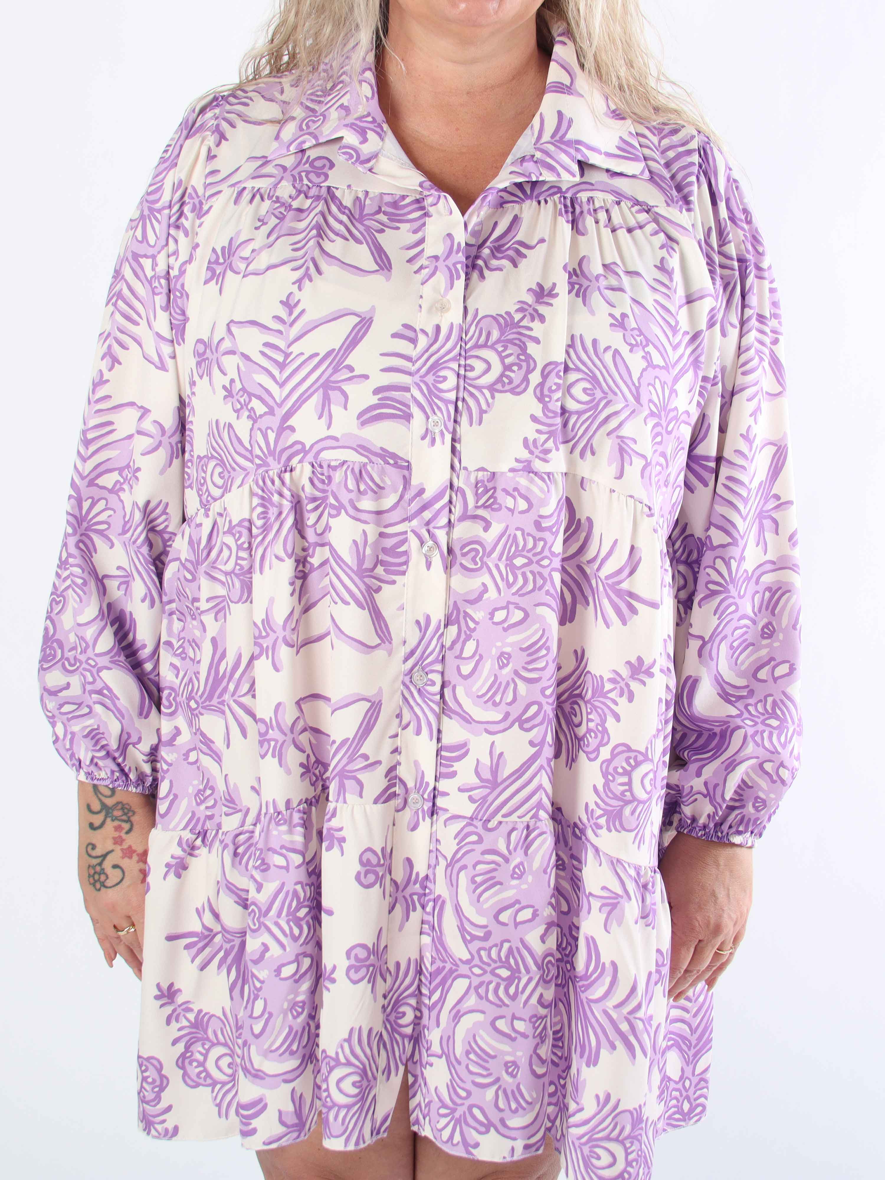 Sophie - Mönstrad plus size-skjortklänning i viskosblandning med volangkant